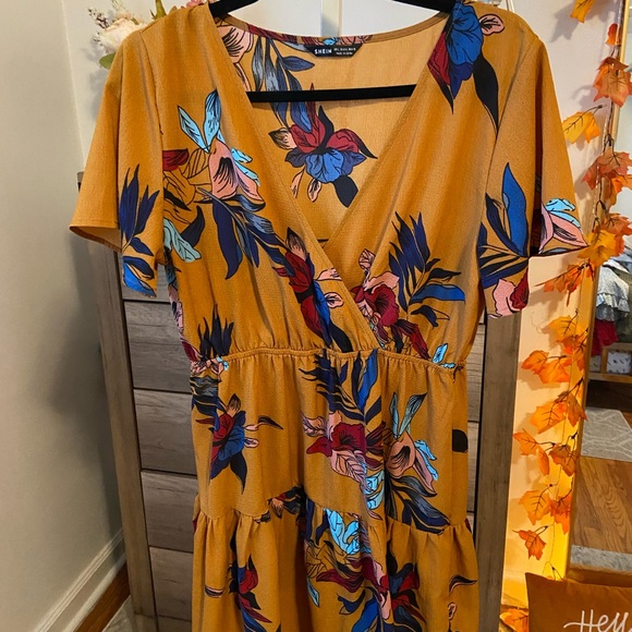 Flutter sleeves, short, floral dress. SHEIN size large - Picture 3 of 7